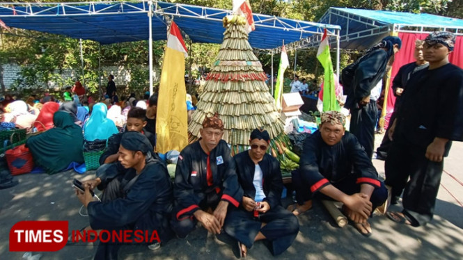 Kemeriahan Sedekah Bumi 1.000 Dumbeg di Sumber Air Brubulan, sebagai wujud rasa sukur atas air yang melimpah di Desa Kesamben, Kecamatan Plumpang, Kabupaten Tuban, Rabu (26/06/2019) (Foto: Achmad Choirudin/TIMES Indonesia)