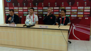 Pelatih PSM Makassar, Darije Kalezic (kedua dari kiri)