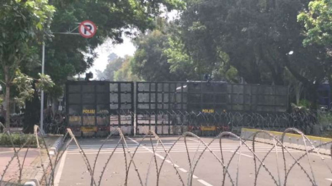 Empat mobil anti huru-hara disiagakan di Jalan Medan Merdeka Barat