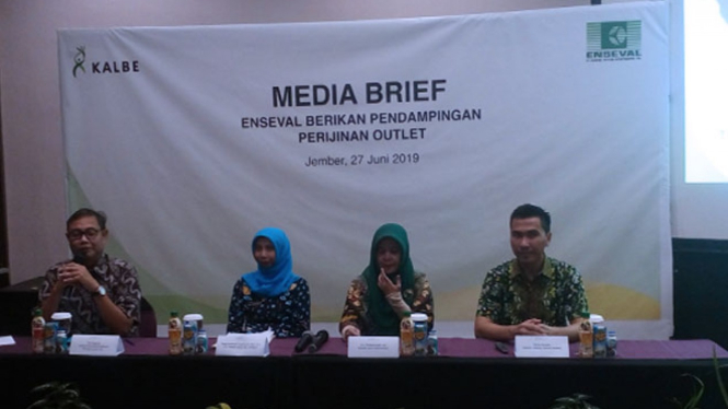Dari kiri-kanan: Kepala Komunikasi Eksternal & Hubungan Stakeholder PT Kalbe Farma Tbk Hari Nugroho, Plt. Kepala Dinas Kabupaten Jember Dyah Kuswarini Indriaswati, Kepala Seksi Kefarmasian Dinas Kesehatan Kabupaten Jember Widjajaningsih, dan Area Business