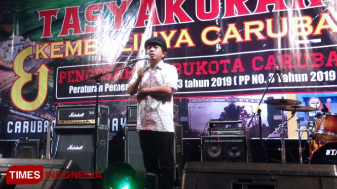 Muhammad Sa"ad anggota Komunitas Gencar saat memaparkan rencana penerbitan buku Babad Caruban. (Foto: M Al Zein/TIMES Indonesia)