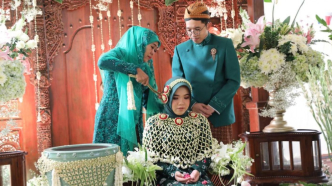 Acara siraman putri Khofifah, Patimasang di Surabaya, Jawa Timur