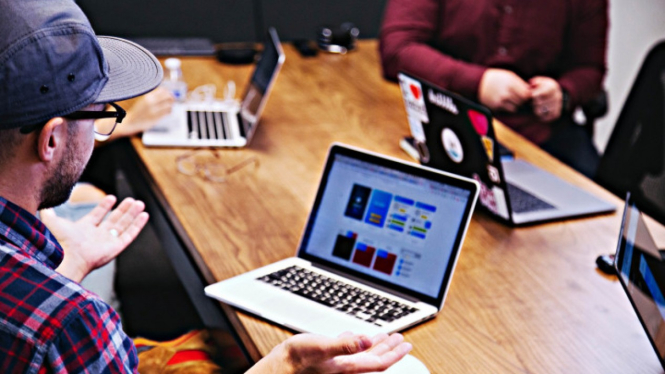 Awas! Tantangan Bisnis Online Ini Wajib Kamu Waspadai. (FOTO: Unsplash/Headway)