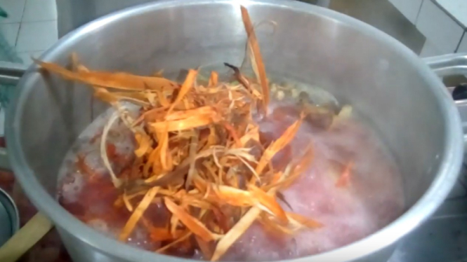 Proses pembuatan wedang secang.