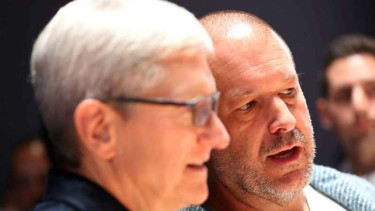 CEO Tim Cook dan Chief Design Officer Apple, Jonathan Ive.