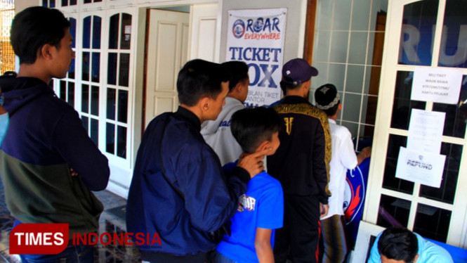 Antrian Aremania di tiket box Kandang Singa jelang pertandingan liga 1 Shopee Arema fc vs PS Tira di Stadion Gajayana Malang. Jumat, 28/6/2019 (FOTO: Tria Adha/TIMES Indonesia)