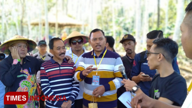 Sidik Wijanarko, (dua dari kiri) Asisten Administrasi Perekonomian dan Pembangunan, Kabupaten Probolinggo, saat panen raya kopi arabika kobra, di kampung kopi Kecamatan Krucil, Kabupaten Probolinggo.(FOTO: Dicko W/TIMES Indonesia)