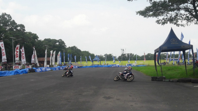 Aksi para pembalap di Yamaha Cup Race Seri Medan, Sabtu 29 Juni 2019