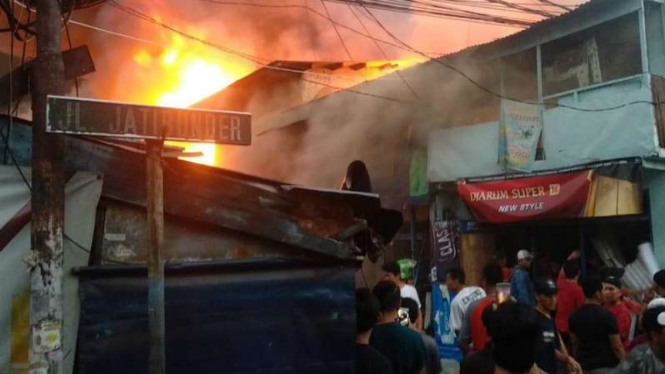 Sebuah kawasan permukiman dilaporkan kebakaran di Jalan Jati Bundar, Tanah Abang, Kelurahan Kebon Kacang, Kecamatan Tanah Abang, Jakarta Pusat, pada Minggu pagi, 30 Juni 2019.