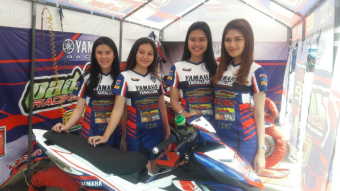 Umbrella girl milik tim Yamaha Yamalube Suhandi 88 Racing Team 