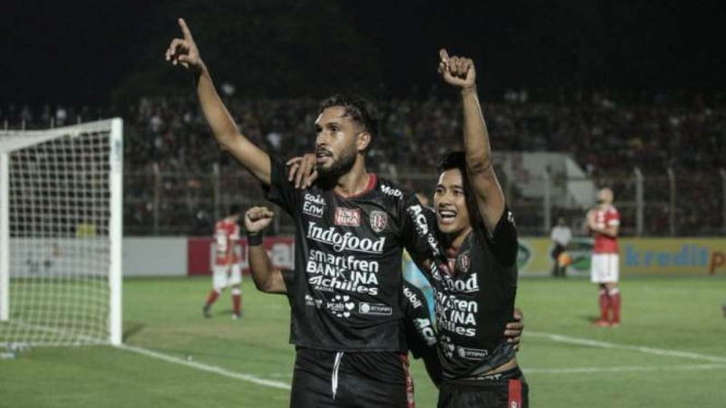 Pemain belakang Bali United, Willian Pacheco (kiri), melakukan selebrasi