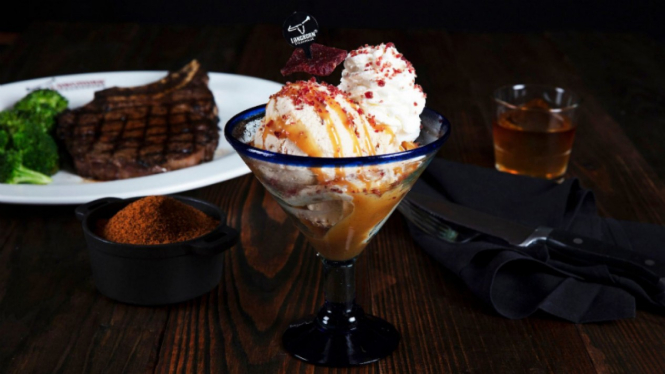 Steak dan es krim Bourbon.