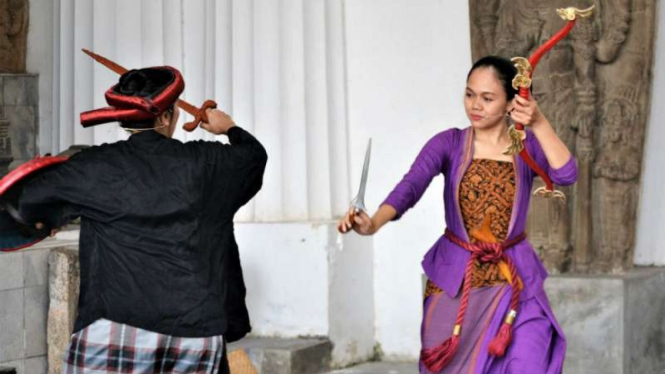 Pentas dongeng anak dari Teater Koma berjudul 'Sambang Jiwa Samber Nyawa' di Museum Nasional.