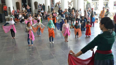 Anak-anak belajar menari di Meseum Nasional, Jakarta.