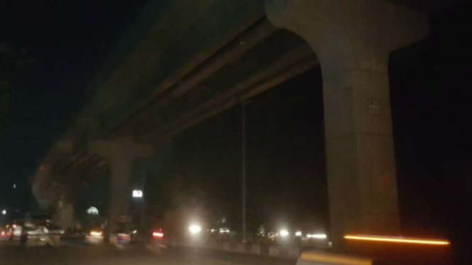 Lampu penerangan jalan di bawah jalur LRT di Putus PLN karena nunggak bayar.