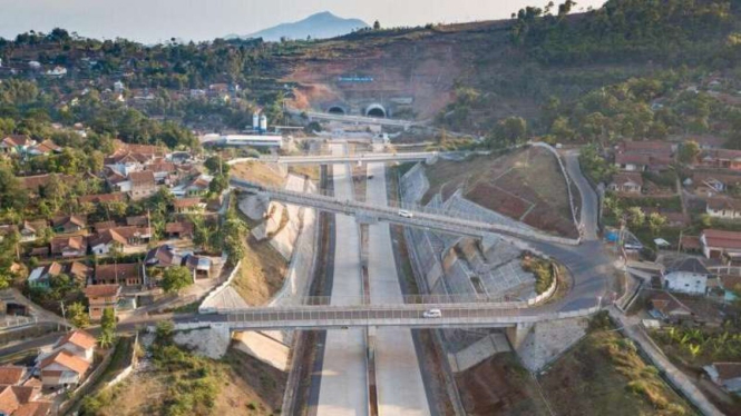 Jalan Tol Cileunyi-Sumedang-Dawuan (Cisumdawu).