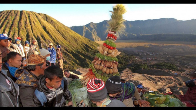 Upacara Syukur di Kawah Bromo.