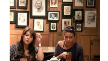 Makan di warung Bu Ageng.