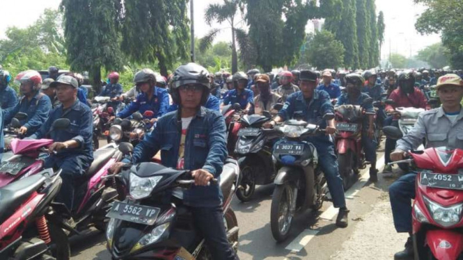 Aksi hari kedua ribuan buruh PT Krakatau Steel (KS) untuk menolak PHK massal.