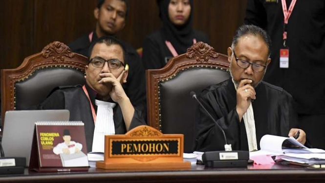 Denny Indrayana dan Bambang Widjojanto, kuasa hukum Prabowo-Sandi di MK