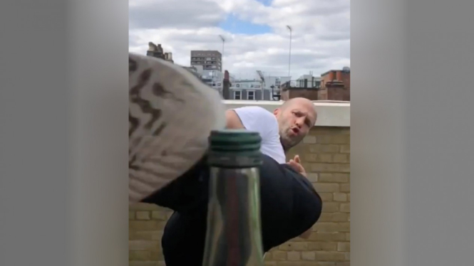 Jason Statham pamer aksi #bottlecapchallenge