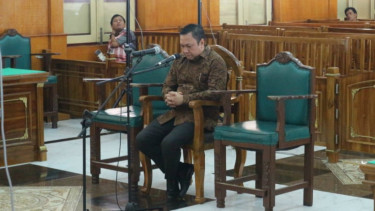 Bupati nonaktif Pakpak Bharat, Remigo Yolando dituntut 8 tahun penjara.