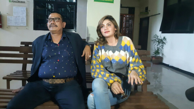 Hilda Vitria dan kuasa hukumnya di PN Bekasi.