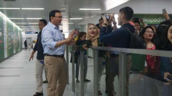 Ahok saat mengunjungi stasiun MRT di Jakarta.
