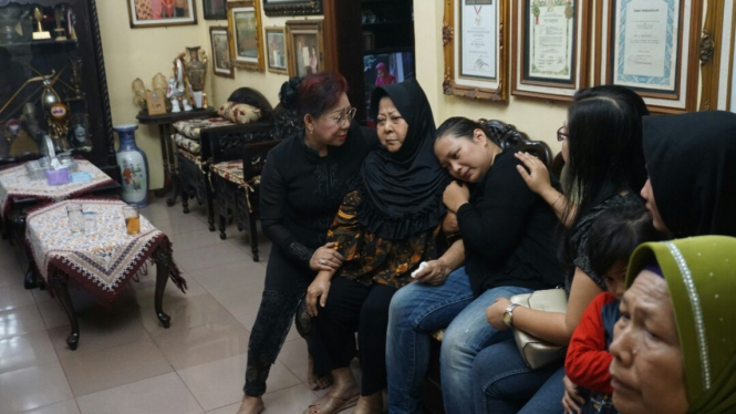 Penyanyi keroncong, Waldjinah (dua dari kiri) meratapi kematian putra bungsunya.