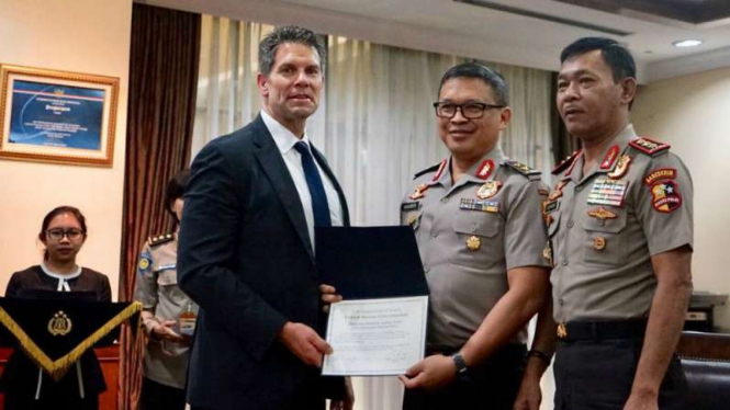 Bantu Bongkar Kasus 1MDB, Polri Terima Penghargaan dari FBI