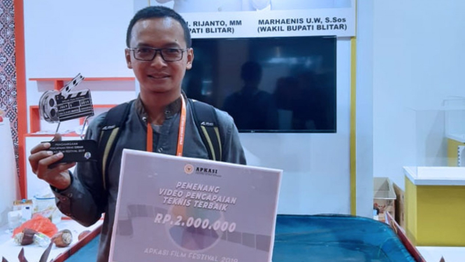 Kasi Promosi Disparbudpora Kabupaten Blitar menunjukkan piagam gelar juara kategori video capaian teknis terbaik dalam Apkasi Festival Film, Jumat (5/7/2019). (Foto: Istimewa)