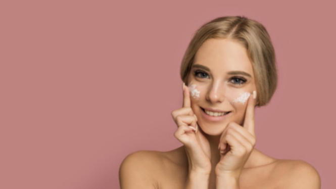 Ilustrasi wanita/merawat kulit/skincare.