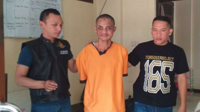 Ujang Abdul Rosyid, ayah yang cabuli anak kandung hingga melahirkan, diamankan Satreskrim Polres Garut.