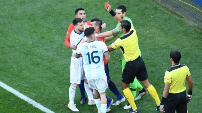 Kapten Argentina, Lionel Messi, berseteru dengan Gary Medel dan diusir wasit