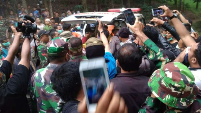 Tim SAR gabungan saat evakuasi jenazah Thoriq di Gunung Piramid.