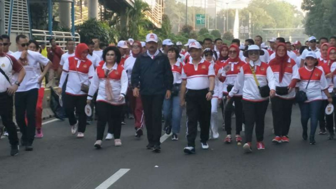 HUT Bhayangkara ke-73, Kapolri Polri Tito Karnavian dan Panglima TNI, Marsekal Hadi Tjahjanto gelar olahraga bersama di Monas.