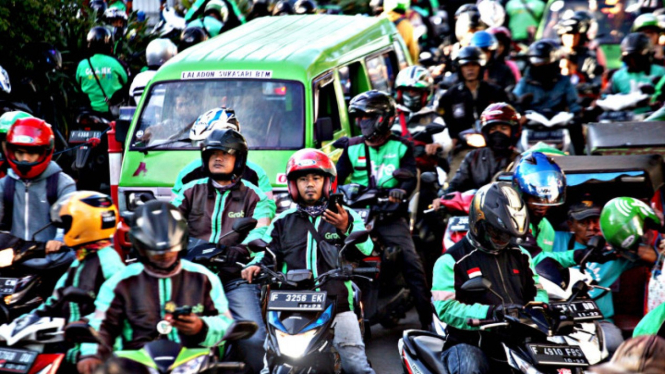 Berbanding Terbalik, Respon Gojek vs Grab Soal Aturan Tarif Ojol. (FOTO: Yulius Satria Wijaya)