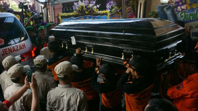 Jenazah Kepala Pusat Data Informasi dan Humas Badan Nasional Penanggulangan Bencana, Sutopo Purwo Nugroho, tiba di rumah duka di Boyolali, Jawa Tengah, Senin, 8 Juli 2019.