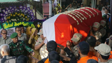 Jenazah Kepala Pusat Data Informasi dan Humas BNPB, Sutopo Purwo Nugroho, diberangkatkan dari rumah duka menuju Tempat Permakaman Umum Sonolayu, Boyolali, Jawa Tengah, Senin, 8 Juli 2019.