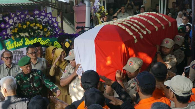 Jenazah Kepala Pusat Data Informasi dan Humas BNPB, Sutopo Purwo Nugroho, diberangkatkan dari rumah duka menuju Tempat Permakaman Umum Sonolayu, Boyolali, Jawa Tengah, Senin, 8 Juli 2019.