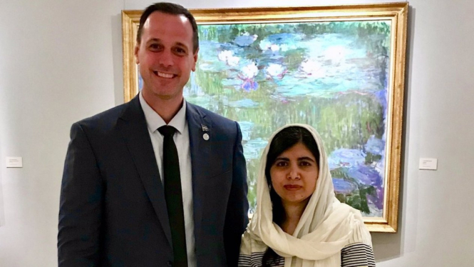 Quebec Education Minister Jean-Francois Roberge with Malala Yousafzai - Twitter/@jfrobergeQc