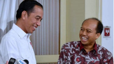 Kepala Pusat Data, Informasi dan Humas BNPB, Sutopo Purwo Nugroho (semasa hidup) bersama Presiden Joko Widodo.