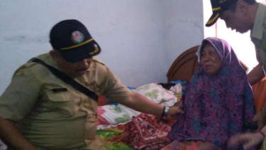 Warga Bogor menderita chikungunya didatangi petugas kesehatan.
