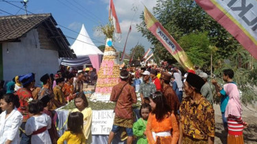 Warga saat mengarak tumpeng yang terbuat dari tahu dan tempe di Desa Wonosari Puger Jember