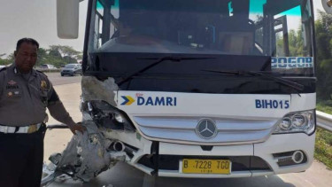 Bus Damri yang terlibat kecelakaan beruntun di Tol Jagorawi, Senin, 8 Juli 2019.