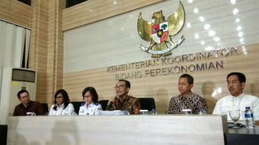 Sekretaris Kementerian Koordinator Perekonomian, Susiwijono Moegiarso. (tengah)