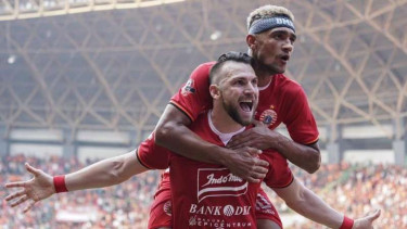 Penyerang Persija Jakarta, Marko Simic (bawah), melakukan selebrasi