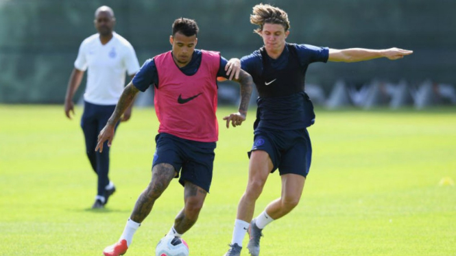 Pemain muda Chelsea, Conor Gallagher (kanan)