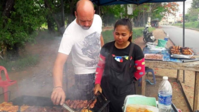 Bule Jerman yang membantu jualan istrinya