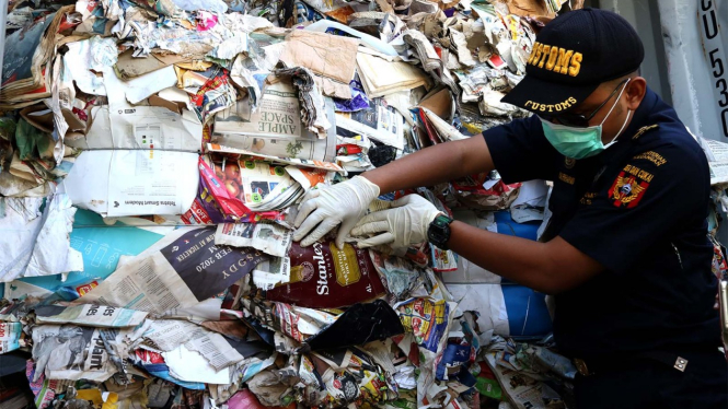 Kertas Bekas Impor Terkontaminasi Limbah B3.